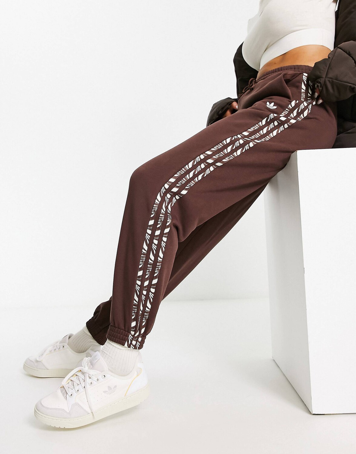 

Коричневые джоггеры с тремя полосками и принтом под зебру adidas Originals, Коричневый