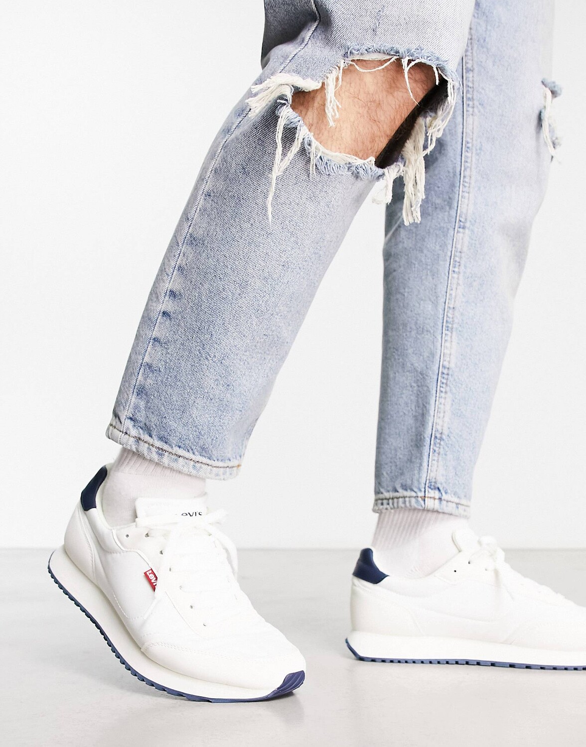 

Белые кроссовки Levi's Stag Runner с красным логотипом
