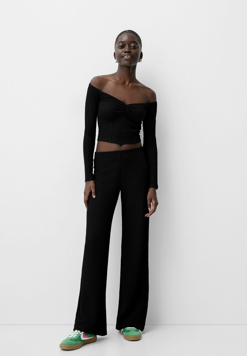 

Тканевые брюки WIDE EMBOSSED Bershka, черный деним