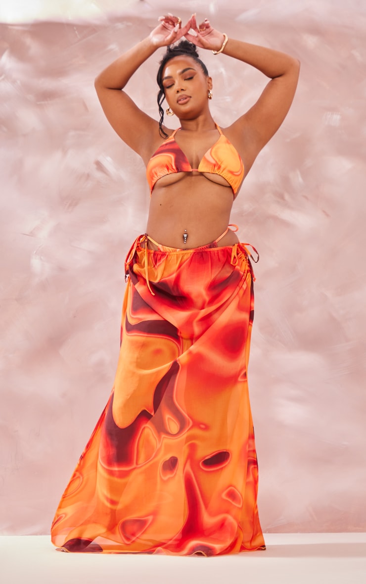 цена PrettyLittleThing Плюс Оранжевая шифоновая пляжная юбка со сборками по бокам с абстрактным принтом