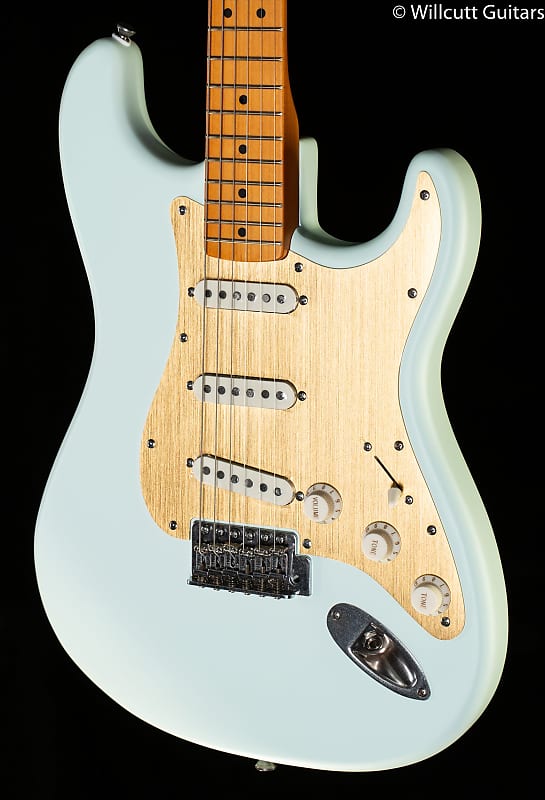 Squier 40th Anniversary Stratocaster Vintage Edition Кленовый гриф Satin Sonic Blue (557) Squier 40th Anniversary Stratocaster Edition Maple Fingerboard (557)