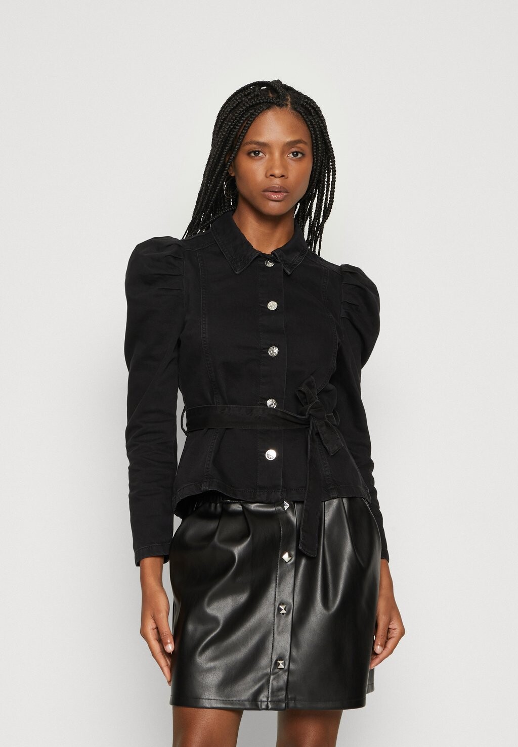

Джинсовая куртка ONLY КУРТКА НА ПОЯС ONLJULES, цвет washed black