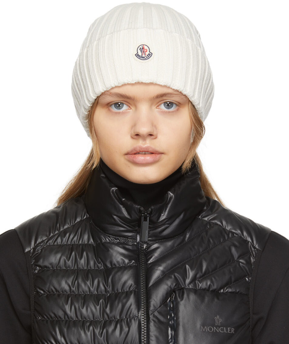 

Белая вязаная шапка в рубчик Moncler