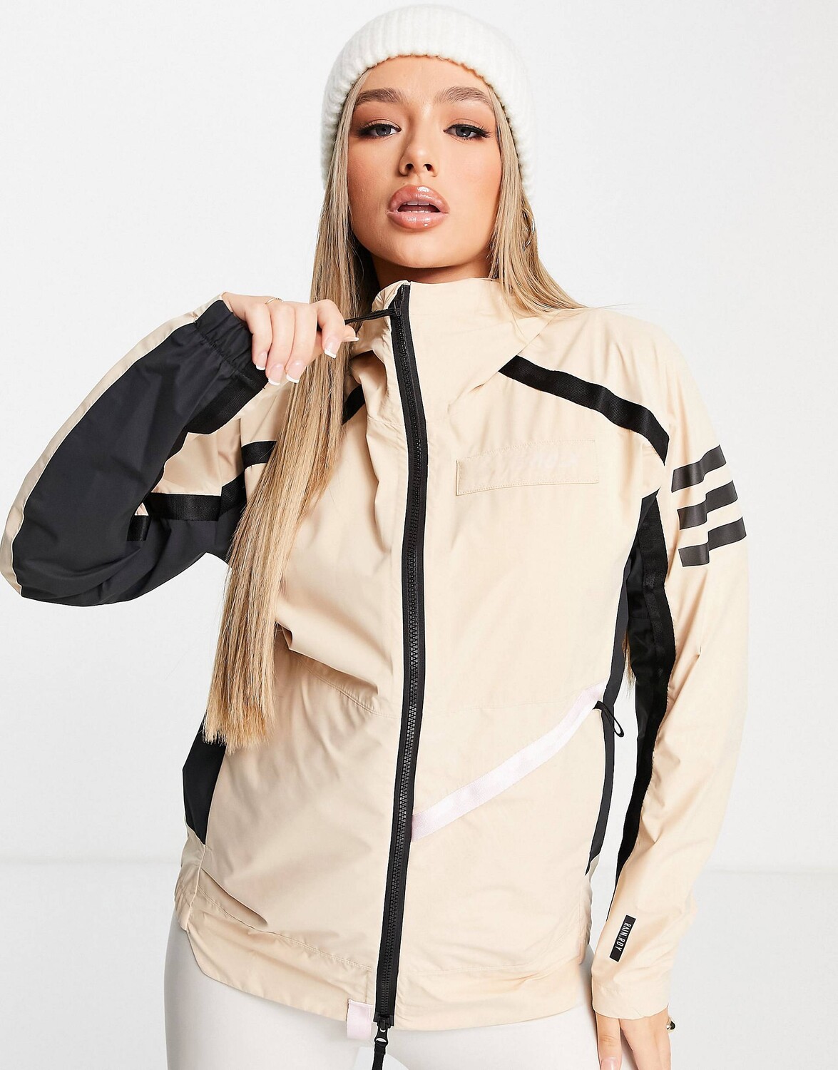 

Коричневая ветровка adidas Terrex Utilitas
