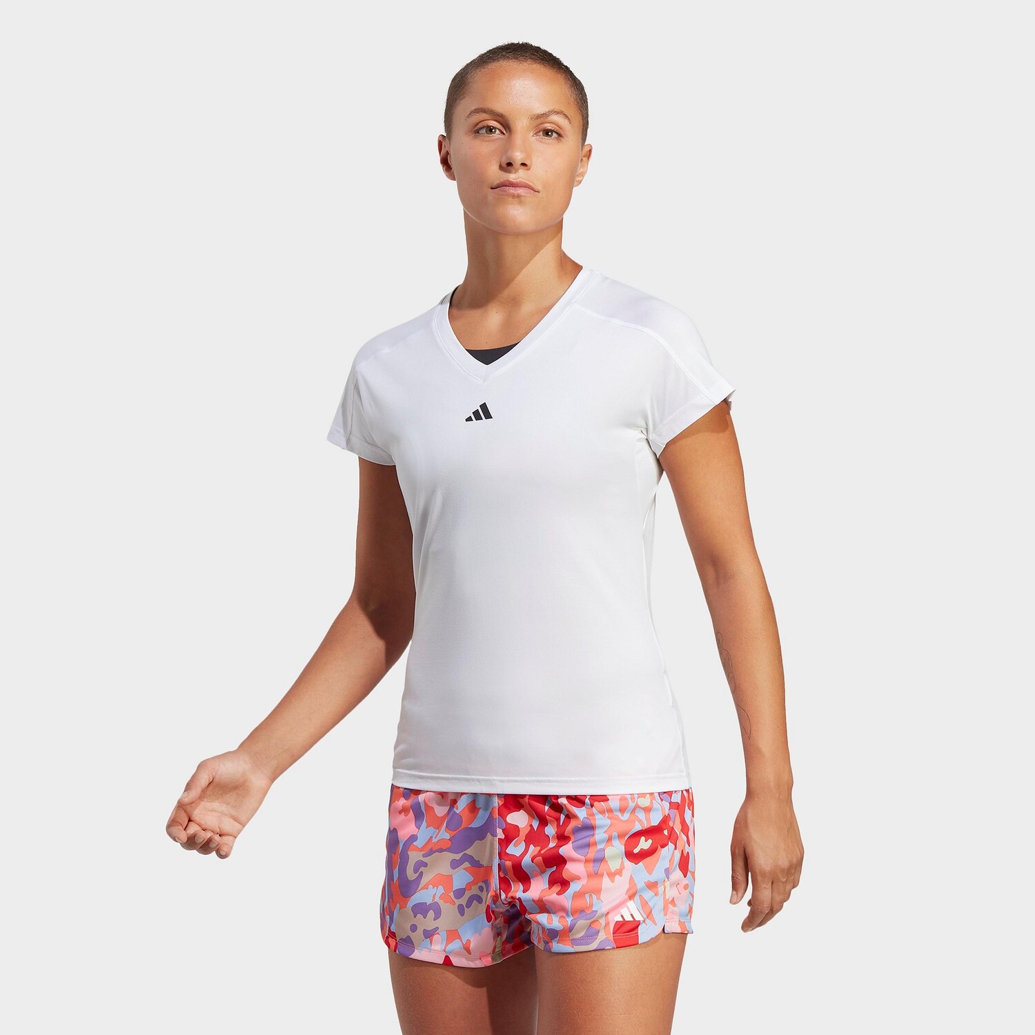 

Женская футболка Adidas AEROREADY Train Essentials с минималистичным логотипом и v-образным вырезом, белый
