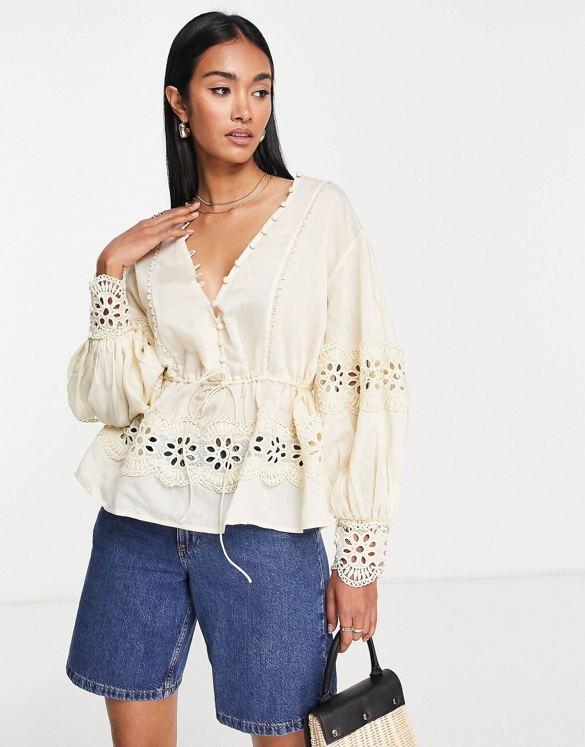 

Кремовая блуза на пуговицах с отделкой крючком и объемными рукавами ASOS DESIGN