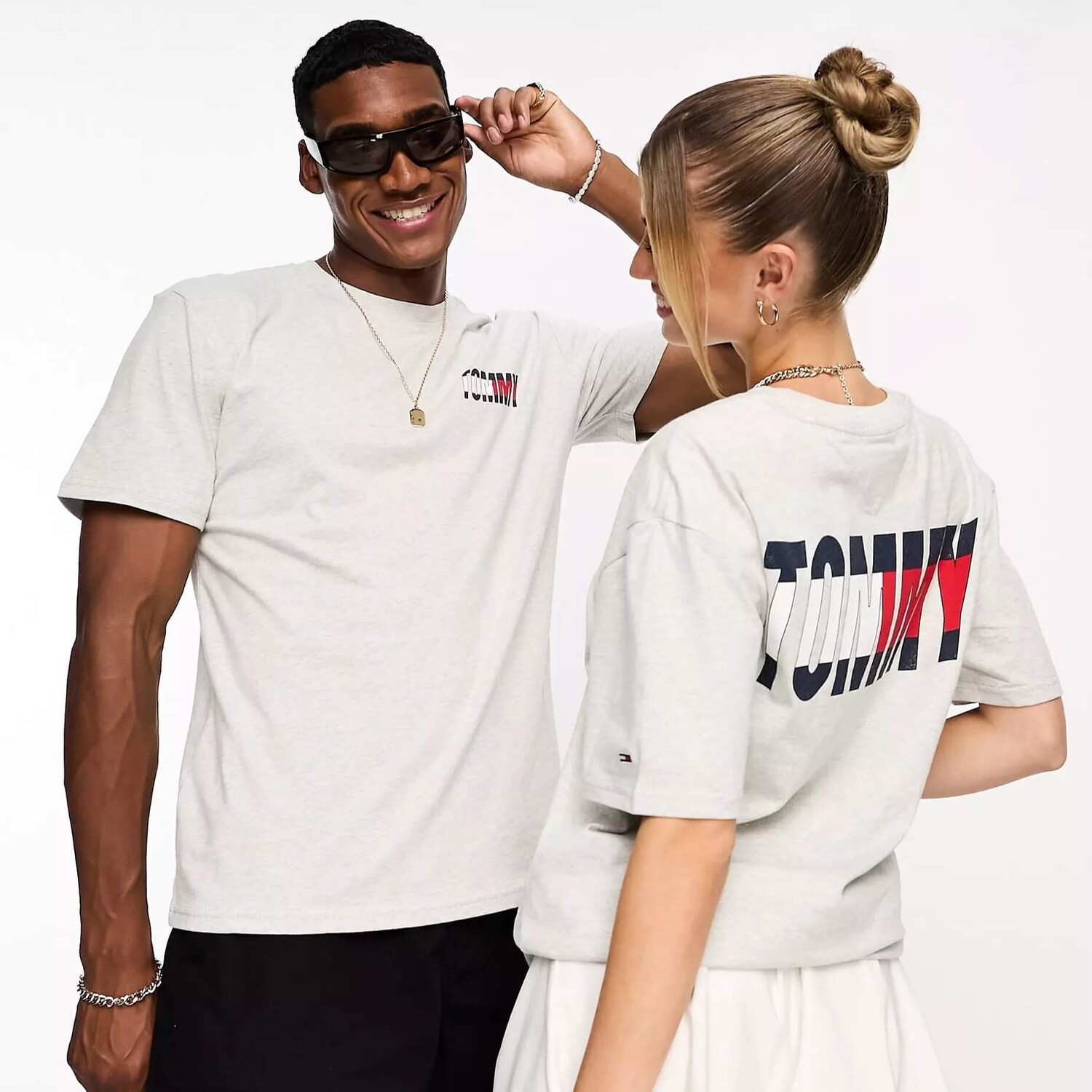 

Футболка с графическим логотипом Tommy Jeans Essential, серый