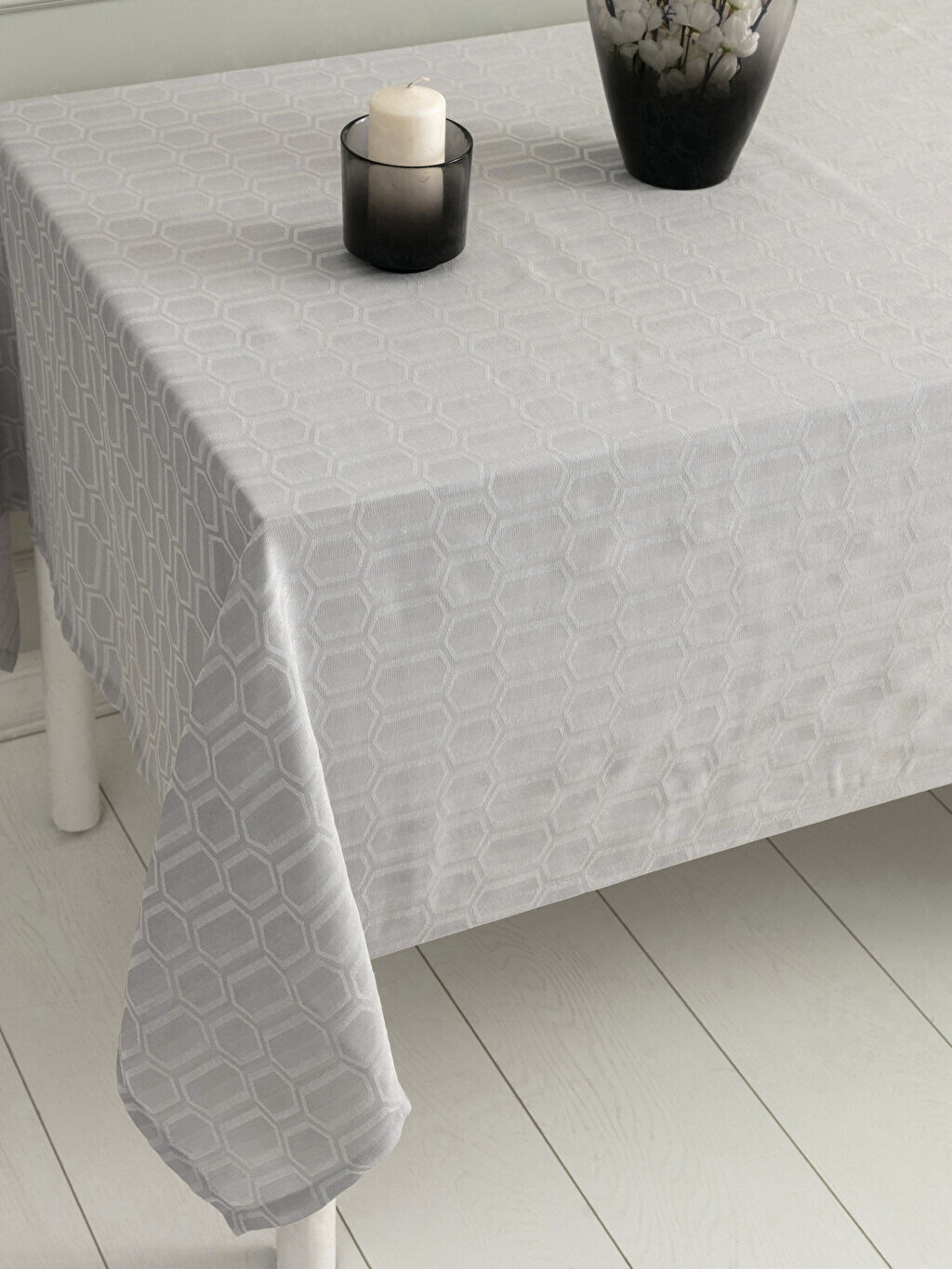 

Жаккардовая скатерть с собственным рисунком 150x250 см LCW Home