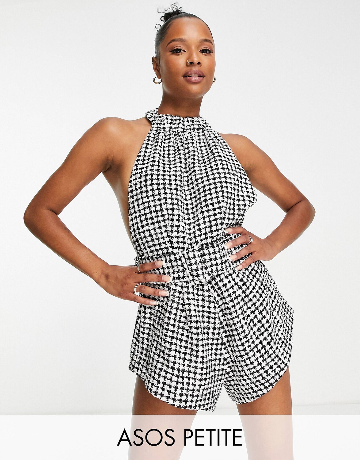 

Приталенный комбинезон ASOS DESIGN Petite с вырезом на шее и вырезом в ломаную клетку