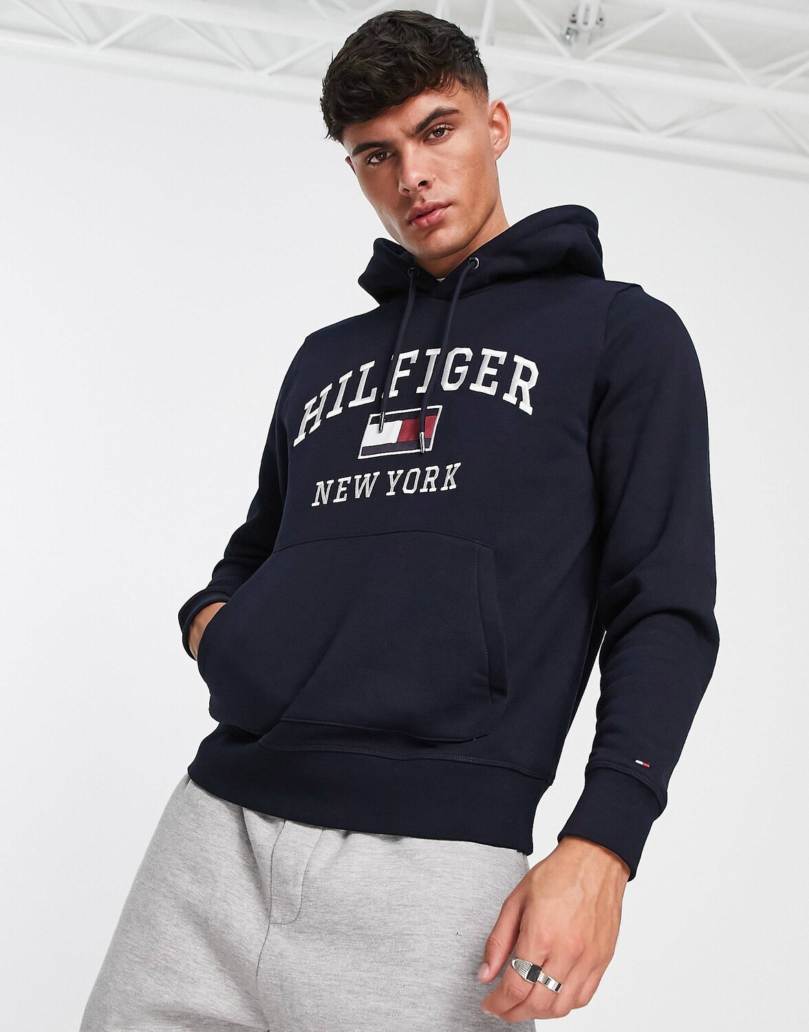 

Худи темно-синего цвета с логотипом Tommy Hilfiger из смесового хлопка