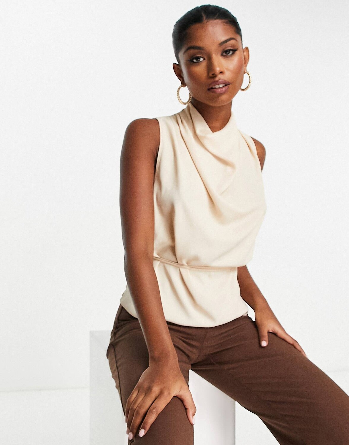 

Каменная блуза без рукавов с хомутом и узкой завязкой на талии ASOS DESIGN