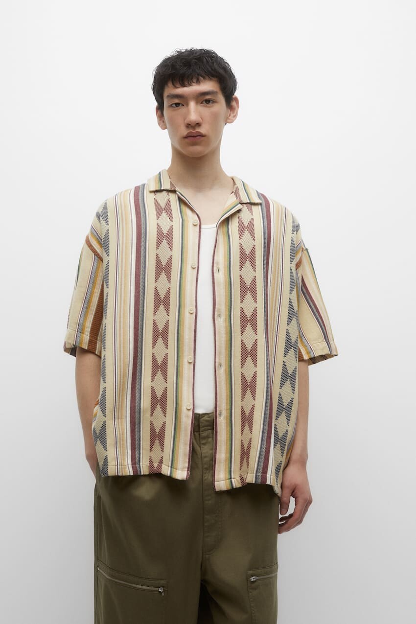 

Базовая рубашка в деревенском стиле с геометрическим принтом Pull&Bear, горчица