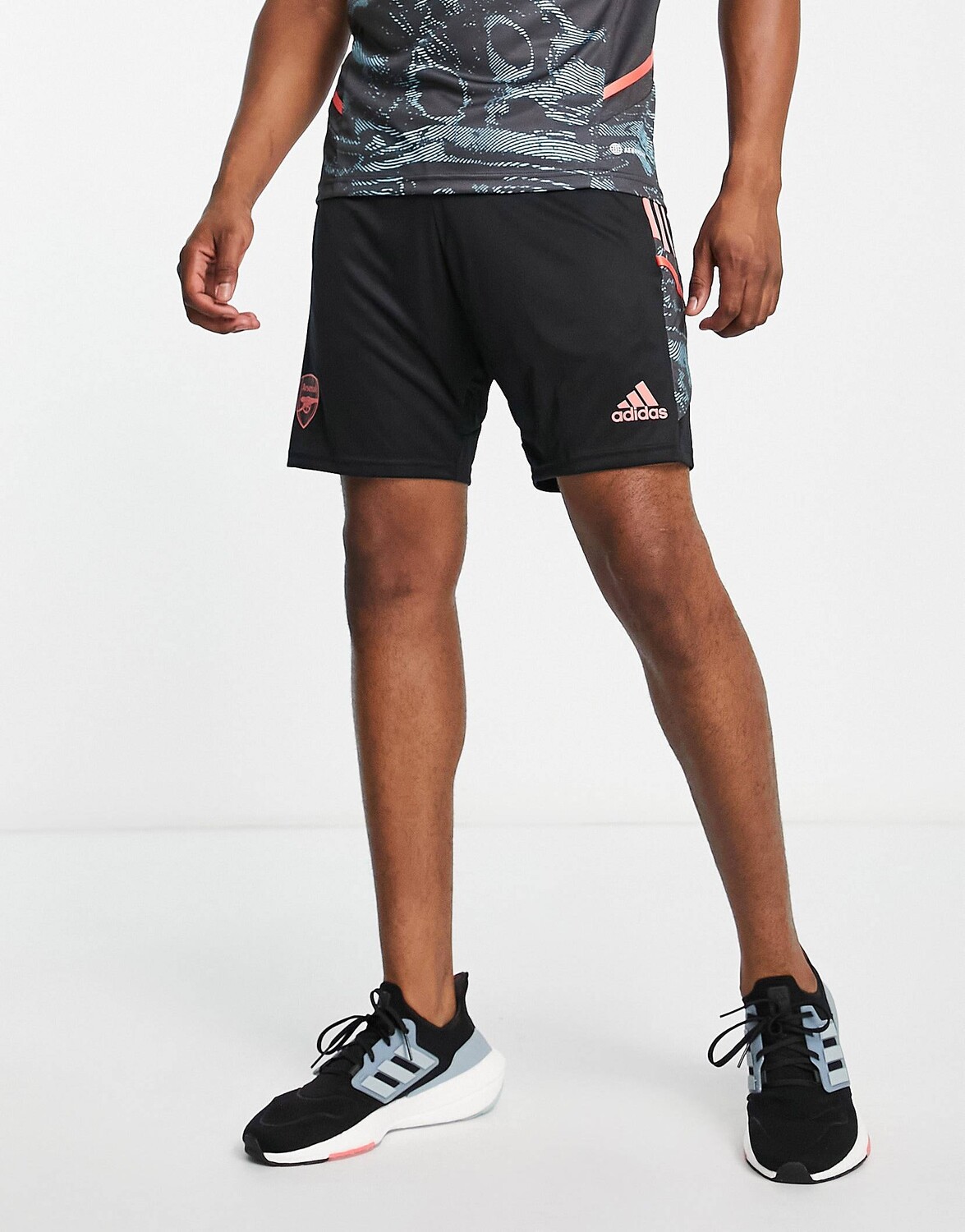 

Черные и красные шорты с 3 полосками adidas Football Arsenal FC Training