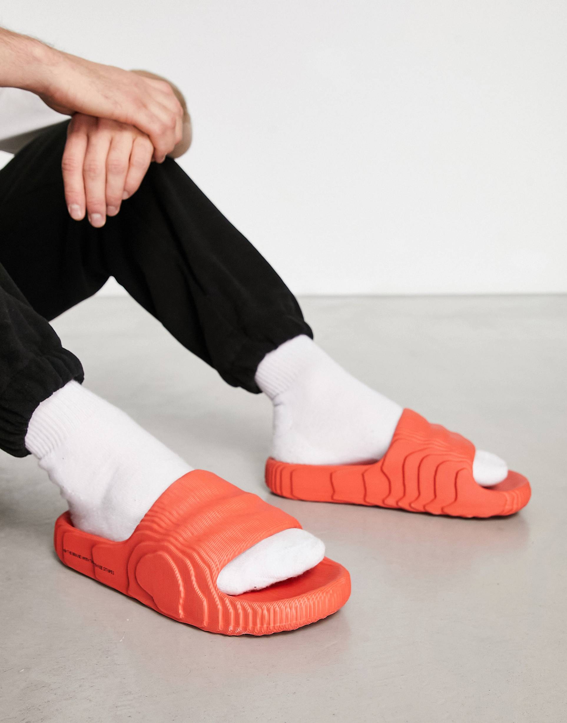 Красные шлепанцы adidas Originals Adilette 22 – купить по выгодным ценам с  доставкой из-за рубежа через сервис «CDEK.Shopping»