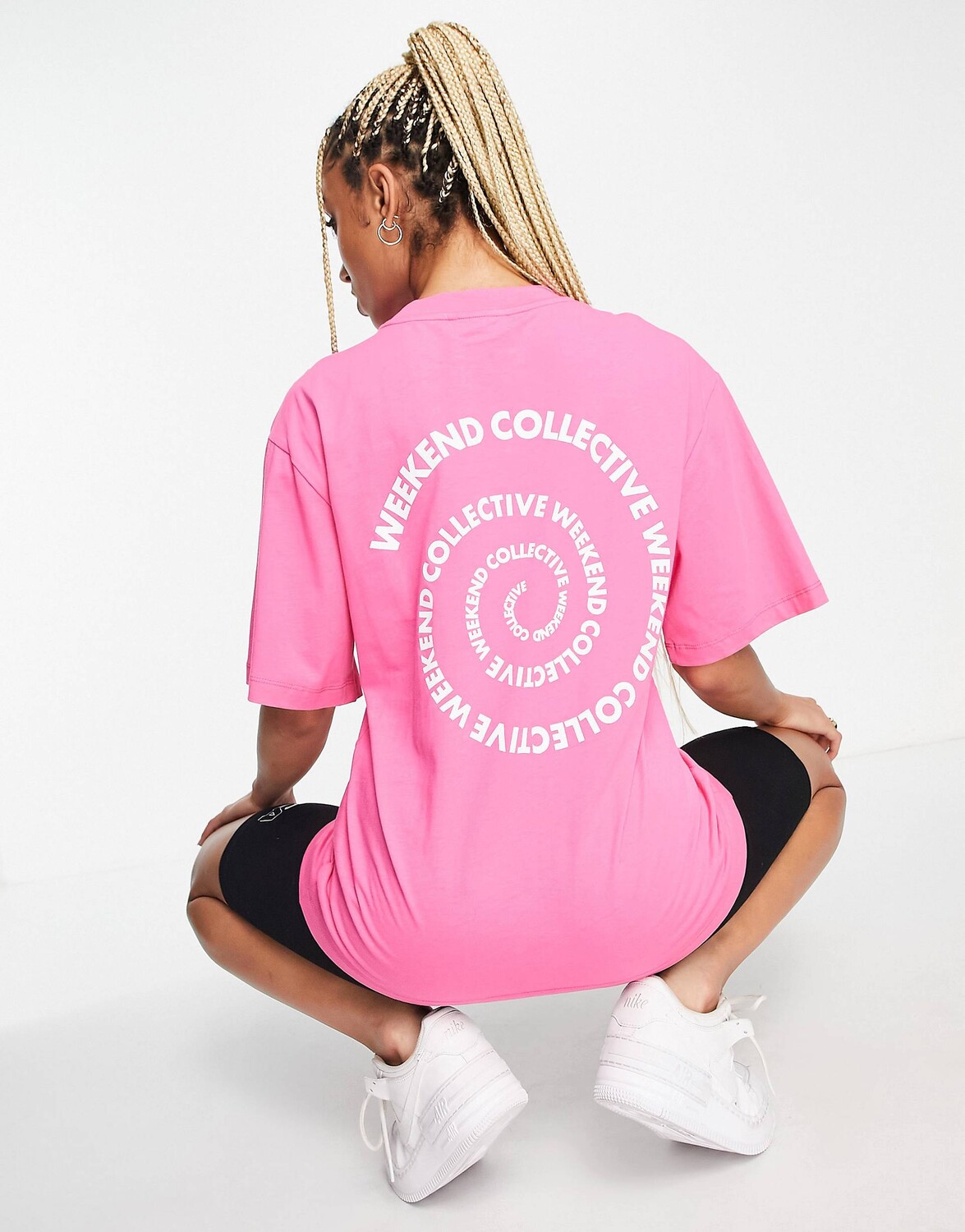 

Розовая футболка оверсайз с завитками на спине ASOS Weekend Collective