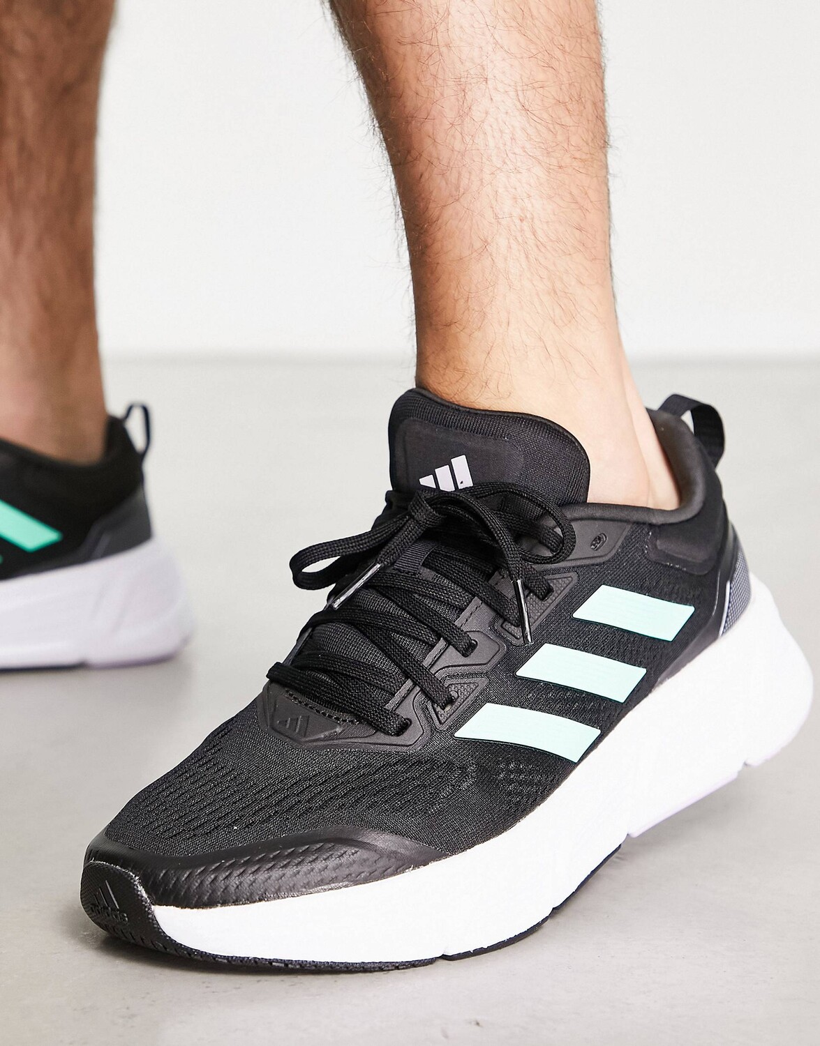 

Черно-зеленые кроссовки adidas Running Questar