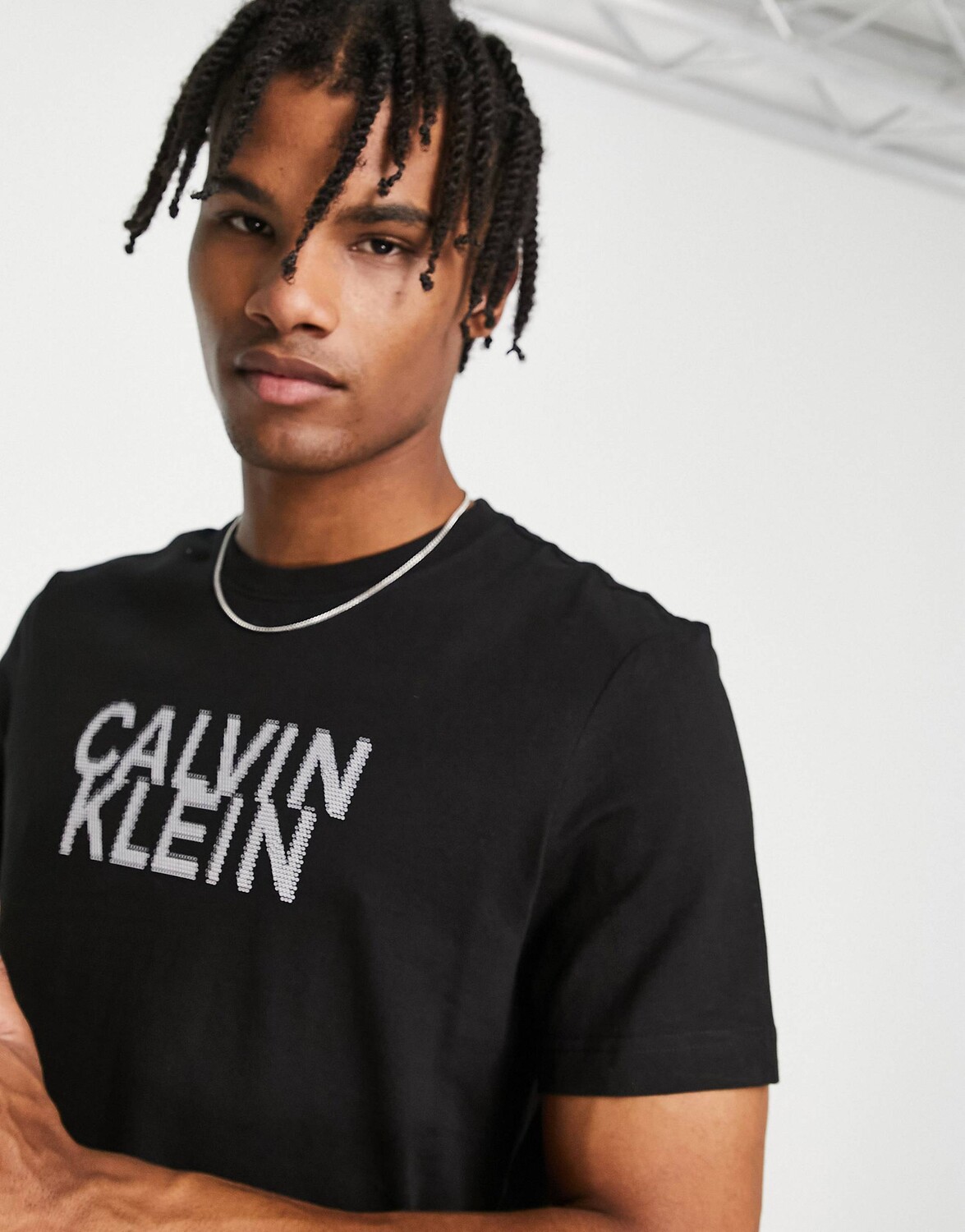 

Черная футболка с искаженным логотипом Calvin Klein