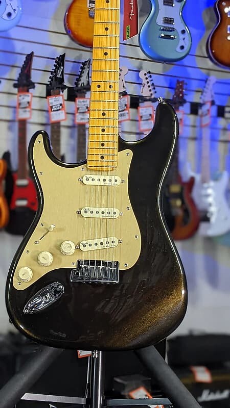 

Гитара Fender American Ultra Stratocaster для левшей, чёрный/белый
