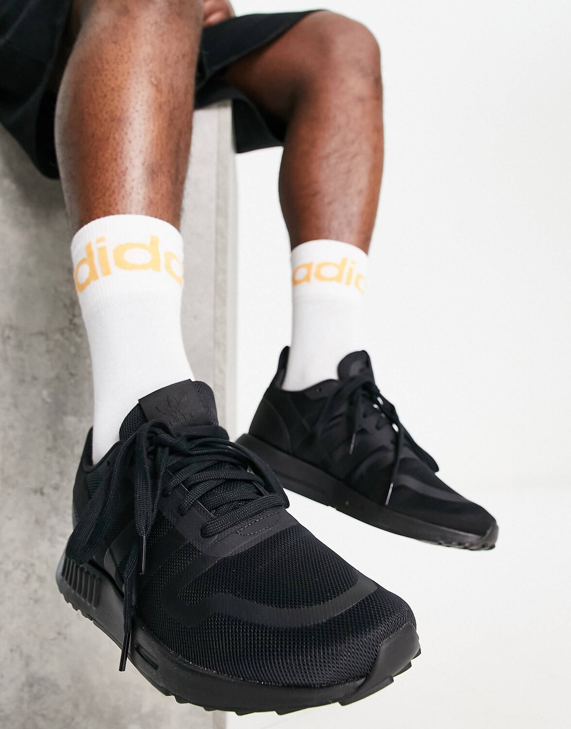 

Черные кроссовки adidas Originals Multix Triple Black