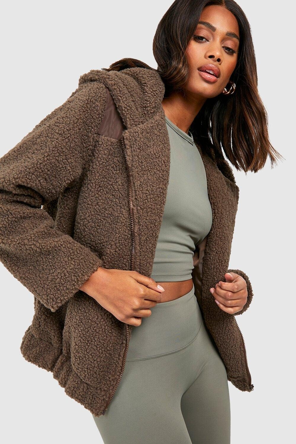 

Куртка из искусственного меха Тедди с капюшоном boohoo, коричневый