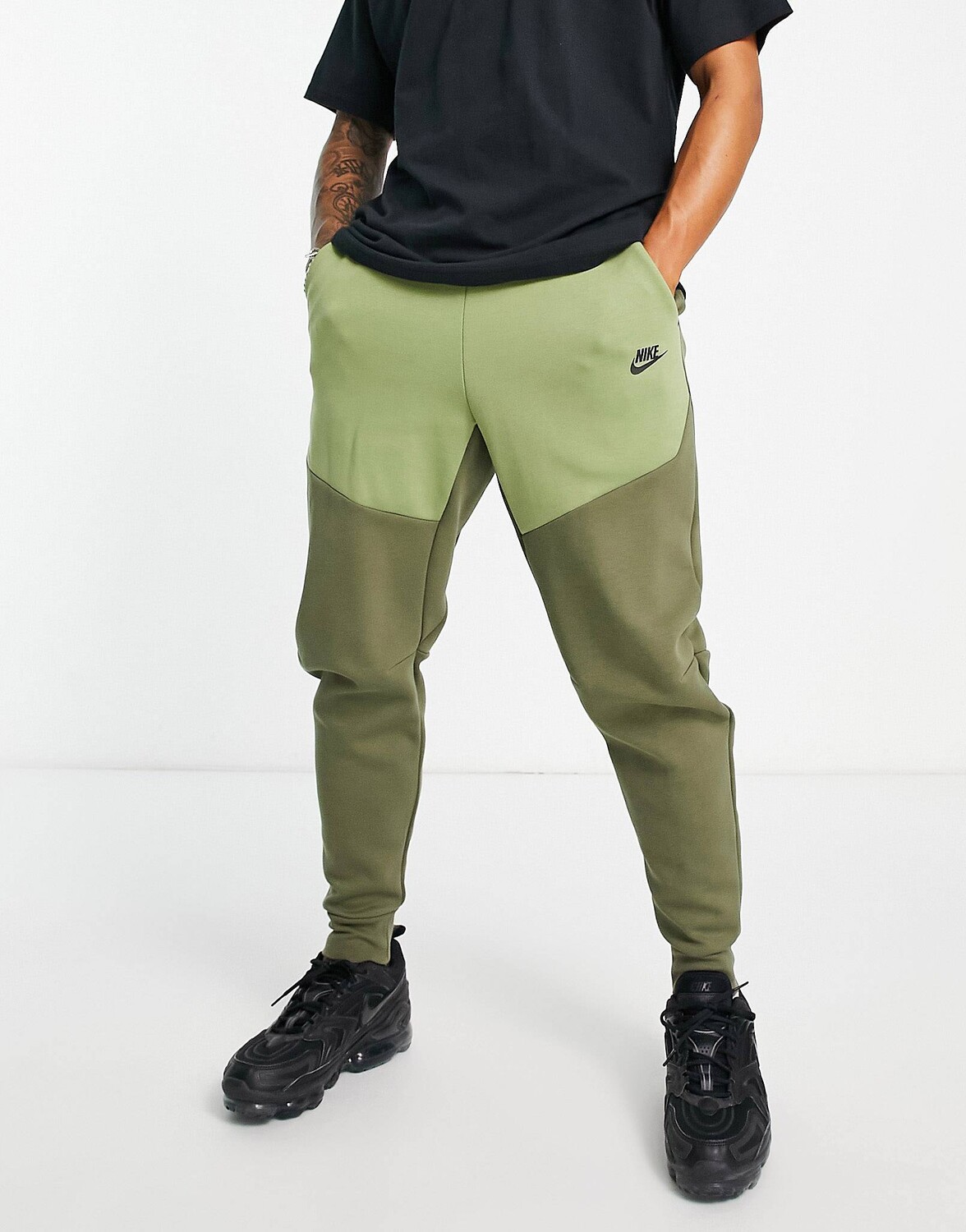 

Джоггеры Nike Tech Fleece оливкового цвета