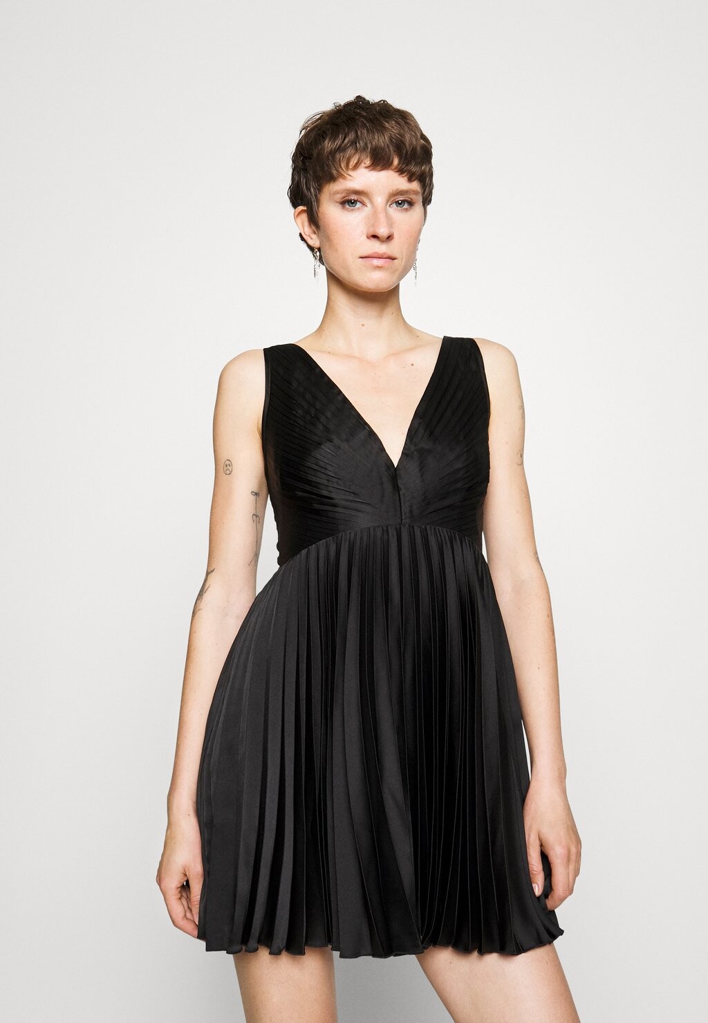 

Элегантное платье Drop Waist Pleated Short Dress Abercrombie & Fitch, цвет black beauty