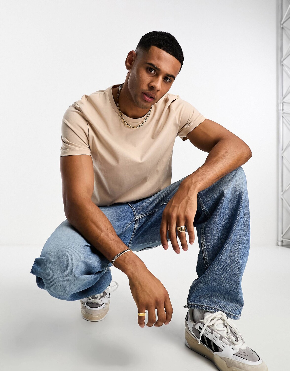

Светло-коричневая футболка с круглым вырезом ASOS DESIGN