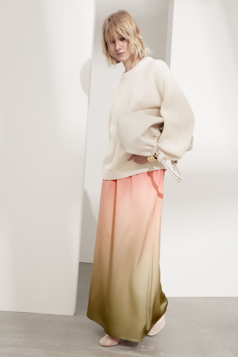 Атласная юбка-макси с эффектом омбре и другие истории H&M, хаки