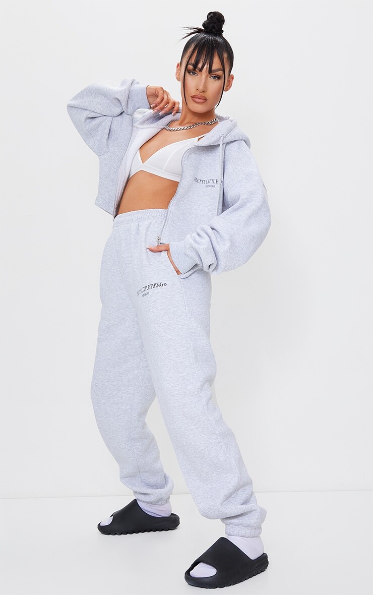 

PrettyLittleThing Серые джоггеры с надписью Copyright PrettyLittleThing