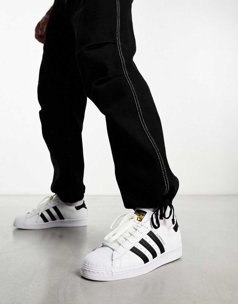 

Бело-черные кроссовки adidas Superstar