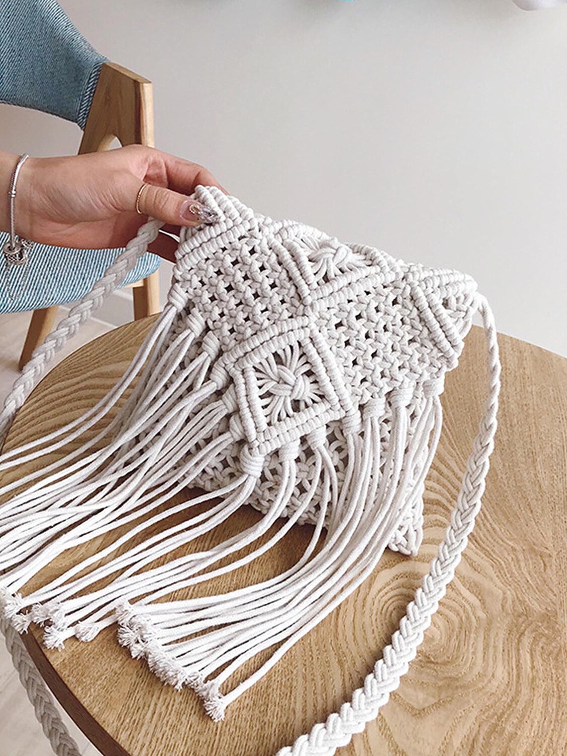 

Сумка крючком, мини, минималистичная, декор кисточками, кремовый/бежевый