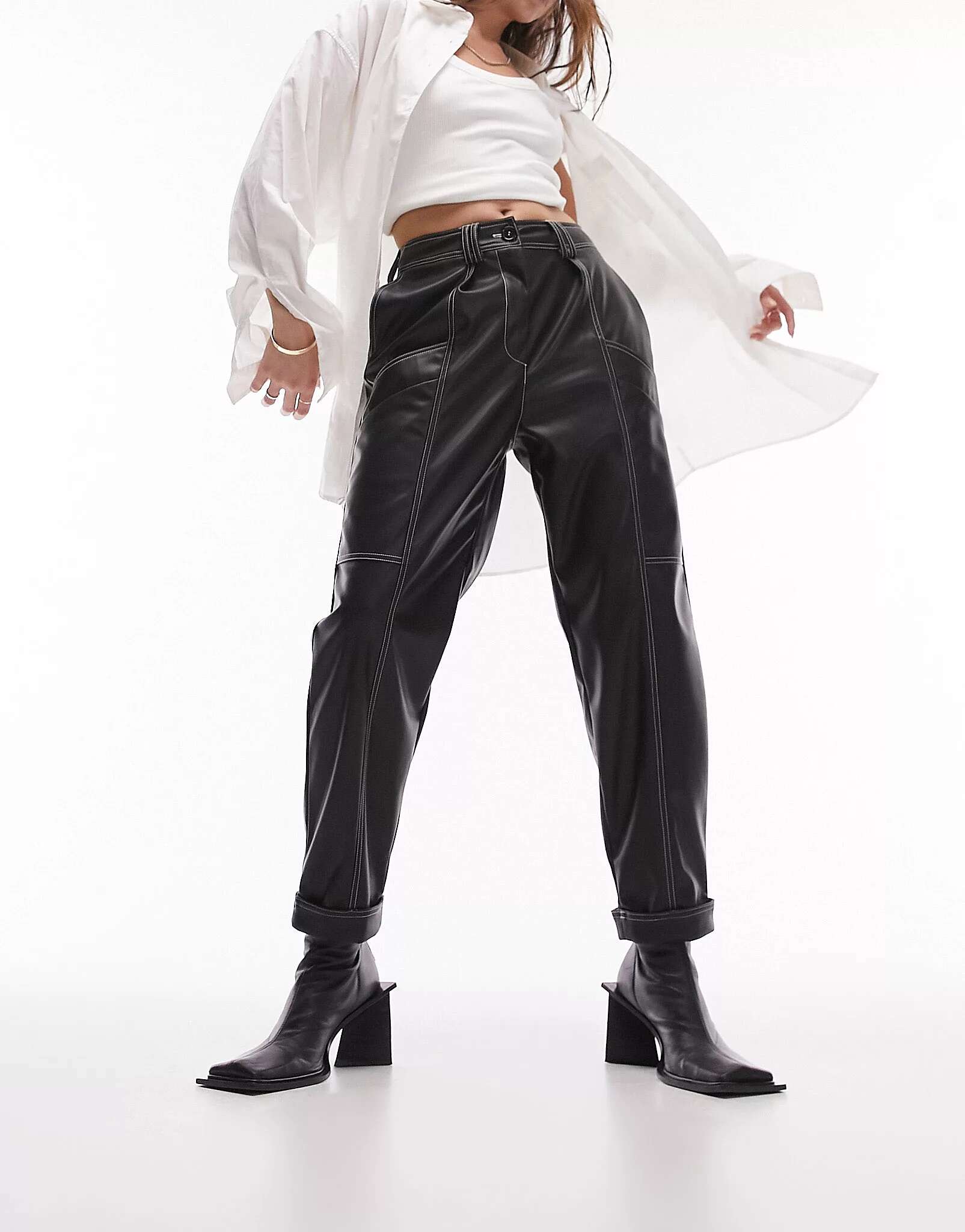 цена Черные брюки из искусственной кожи Topshop