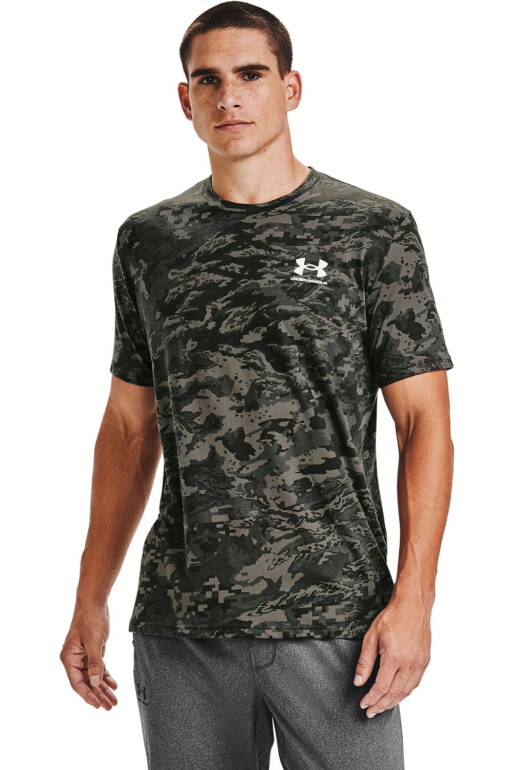 

Зеленая футболка с короткими рукавами и камуфляжным принтом Under Armour, зеленый