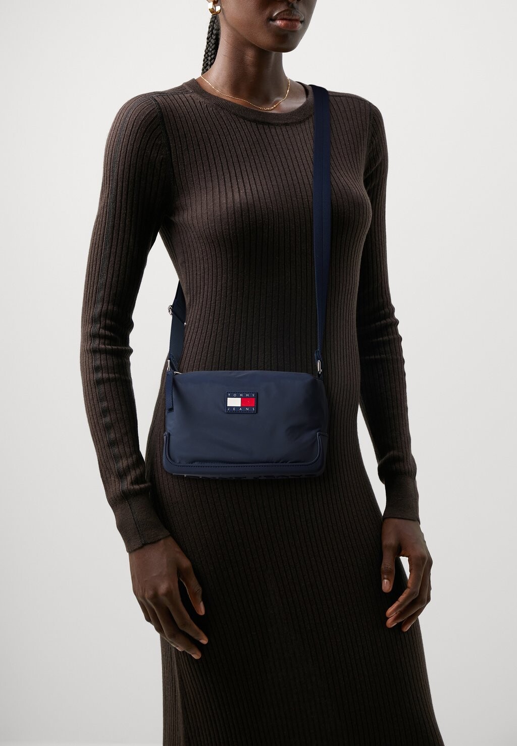 

Сумка через плечо UNCOVERED CAMERA BAG Tommy Jeans, цвет dark night navy