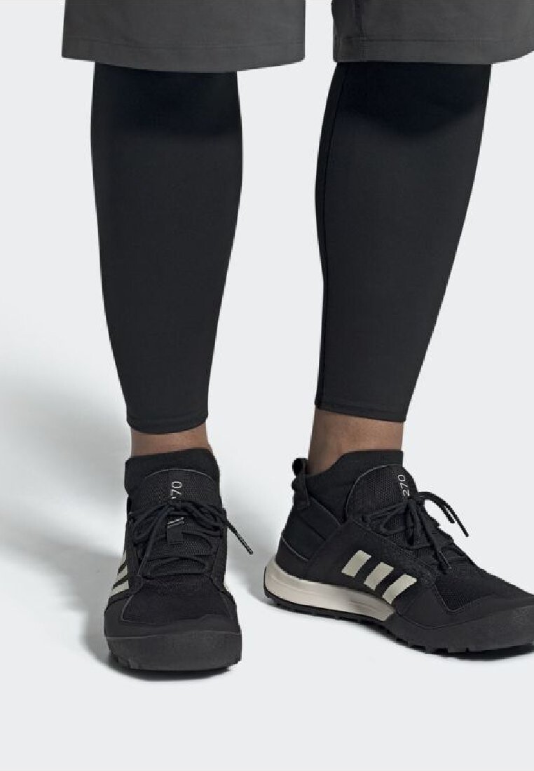 

Низкие кроссовки Adidas, черный/белый