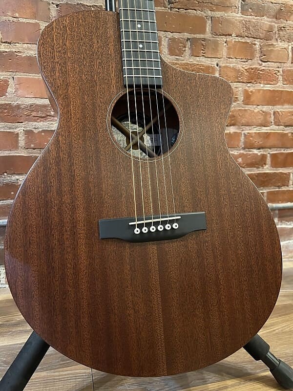

Акустическая гитара Martin SC-10E-02 with padded gig bag