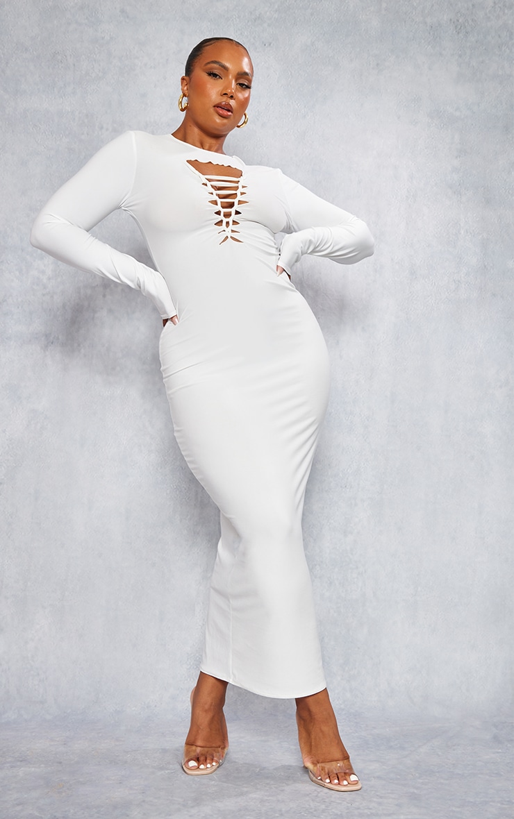 цена PrettyLittleThing Плюс белое платье макси с длинными рукавами и лазерной резкой