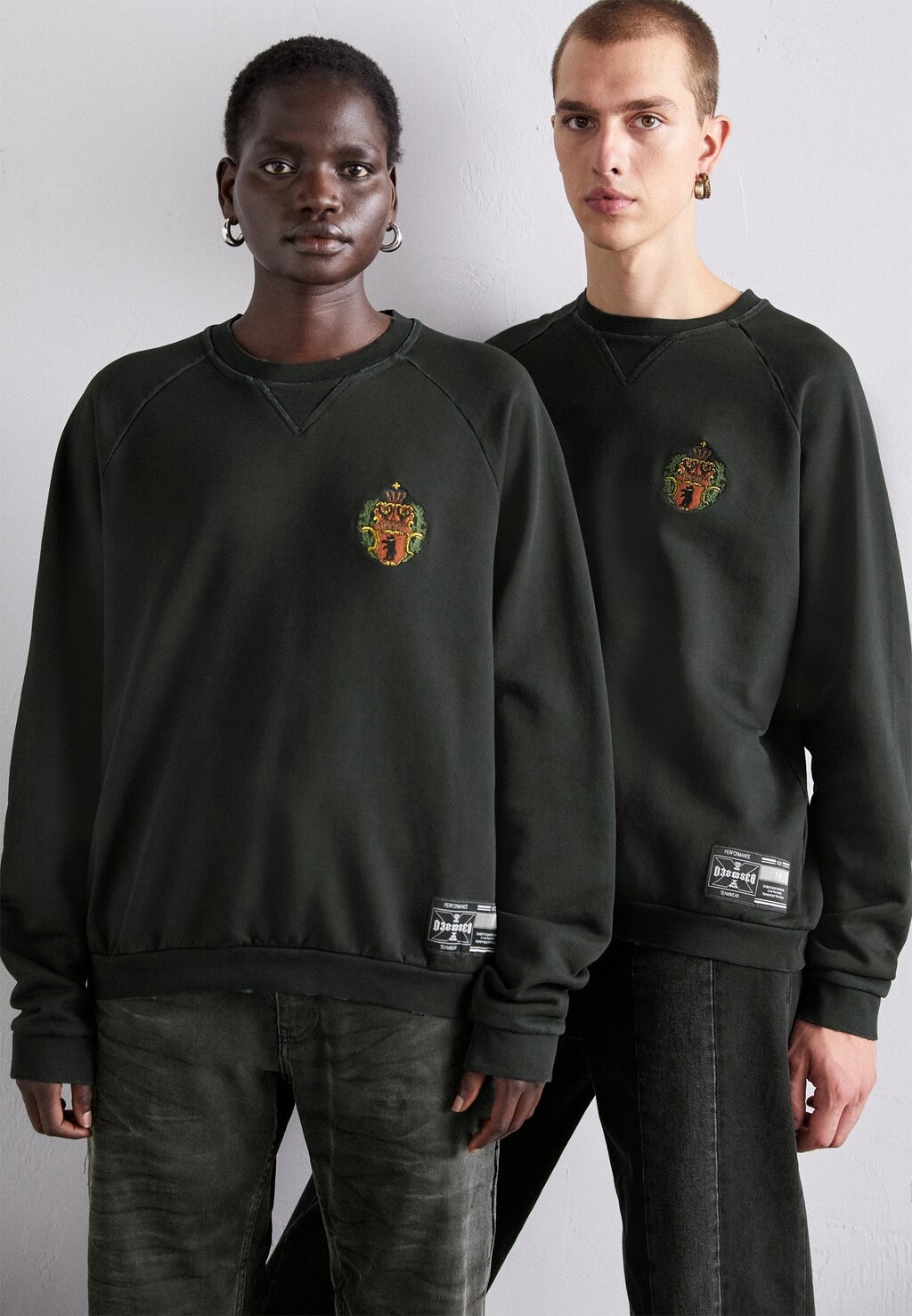 

Толстовка BÄR TEAM TAG CREW NECK UNISEX 032c, выцветший черный