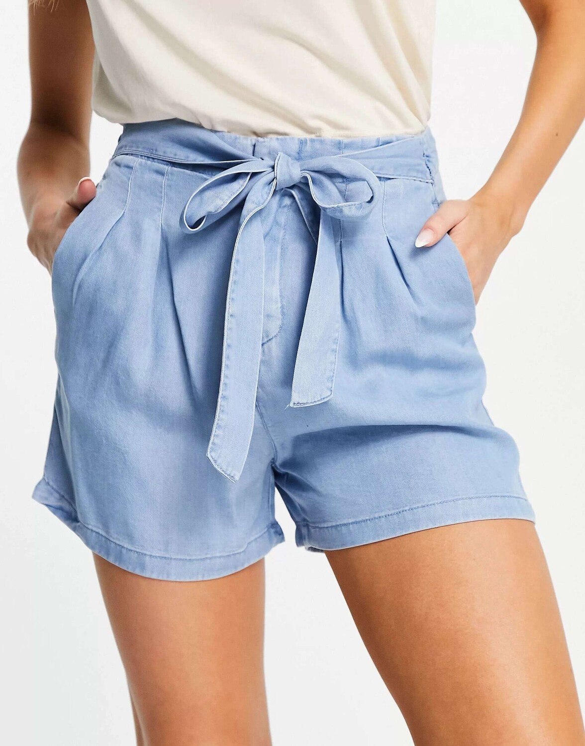 

Светло-голубые джинсовые шорты с завязкой на талии Vero Moda