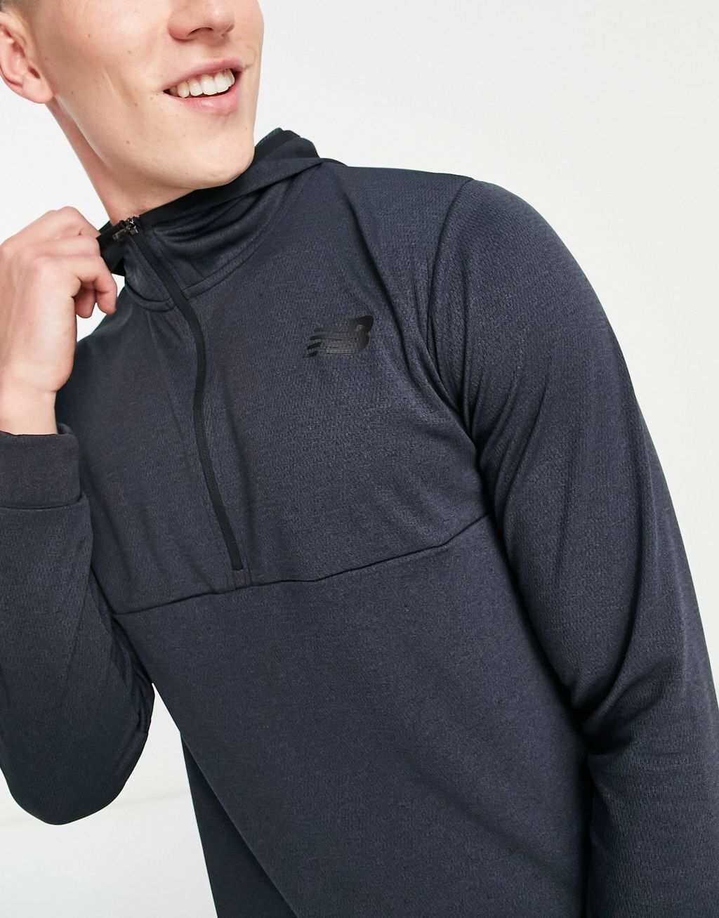 

Черный тренировочный топ с капюшоном и молнией 1/4 с длинными рукавами New Balance Tenacity
