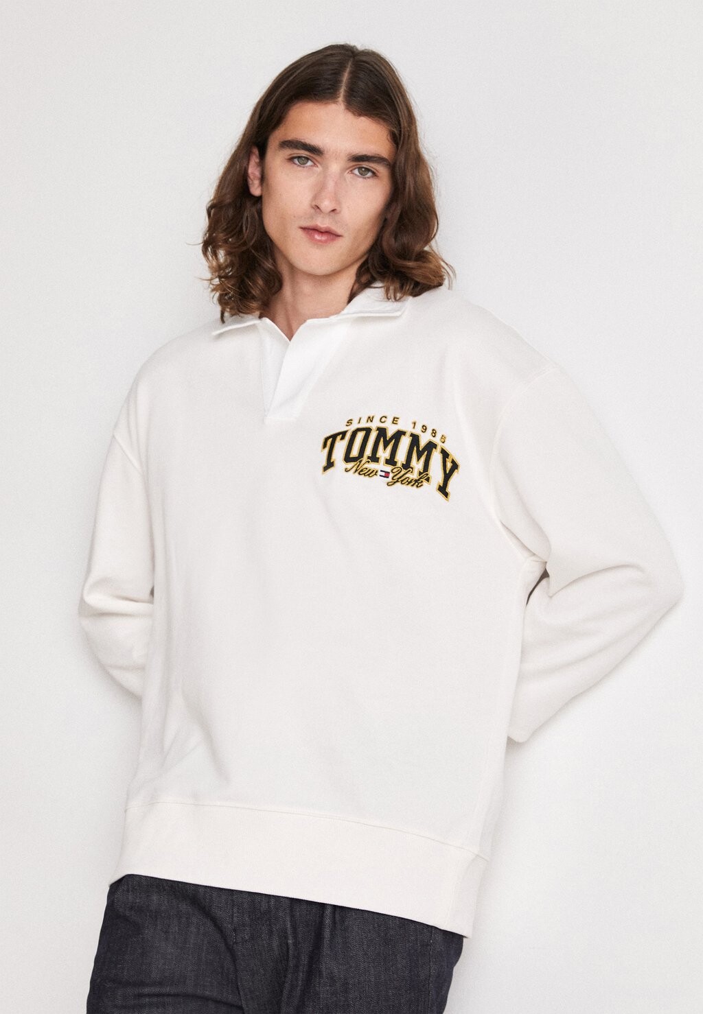 

Толстовка LUXE VARSITY RUGBY UNISEX Tommy Jeans, старинный белый