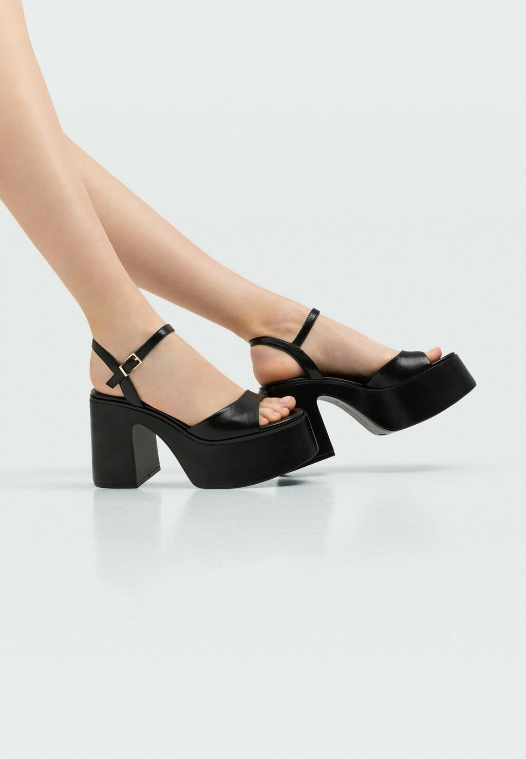 

Босоножки на платформе Stradivarius, черный
