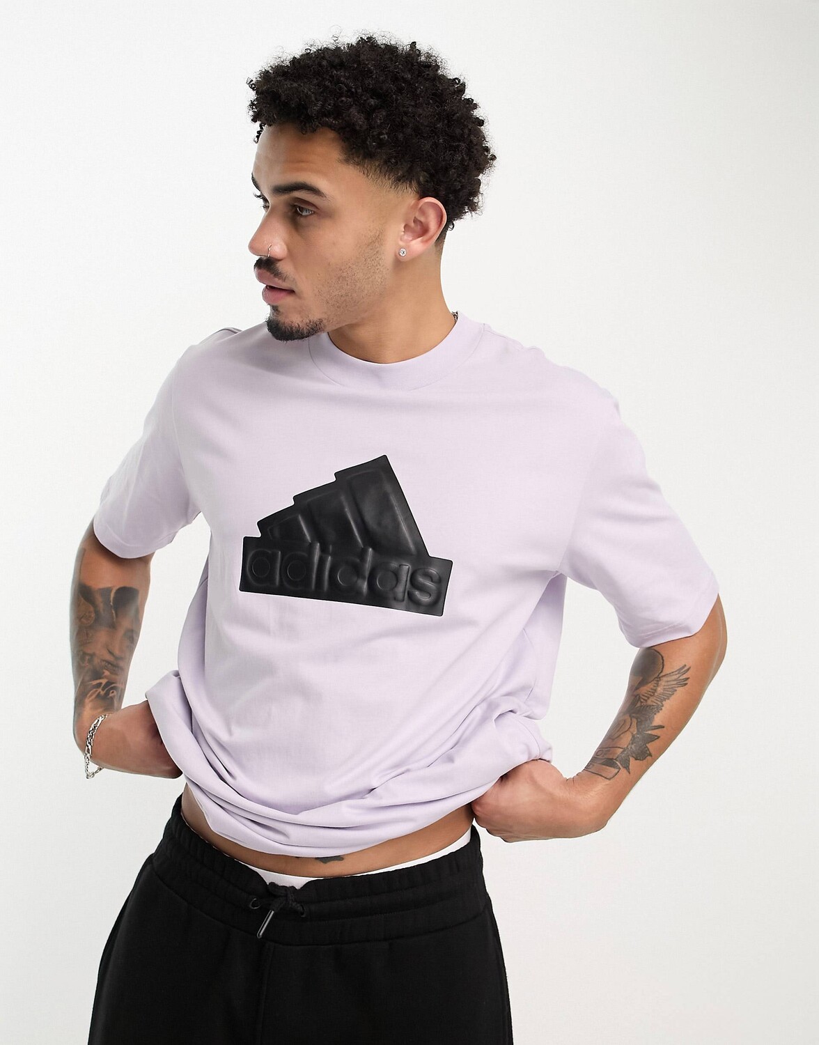 

Серая футболка с большим логотипом adidas Sportswear Future Icons adidas performance