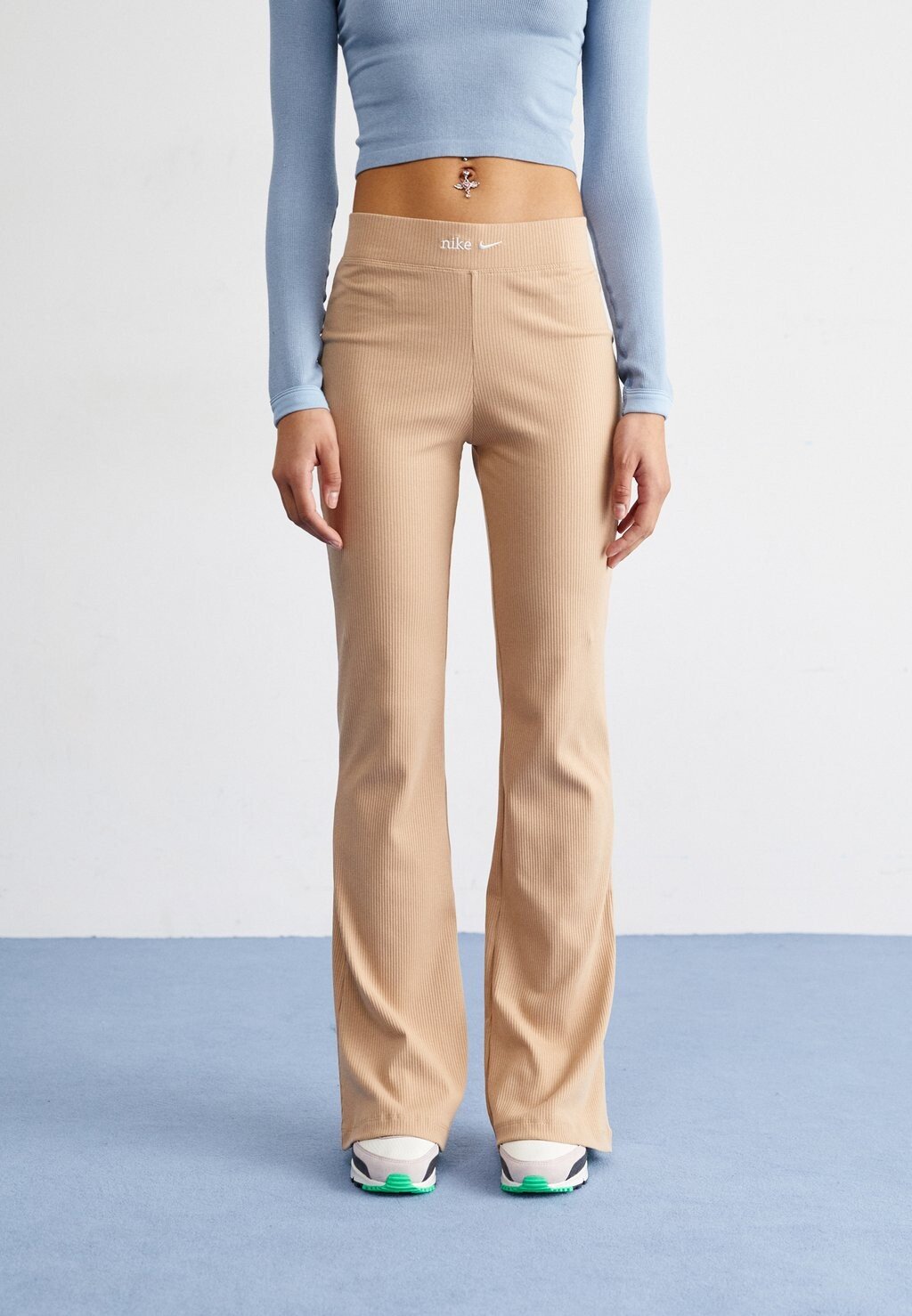 

Брюки TREND FLARED PANT Nike Sportswear, цвет hemp