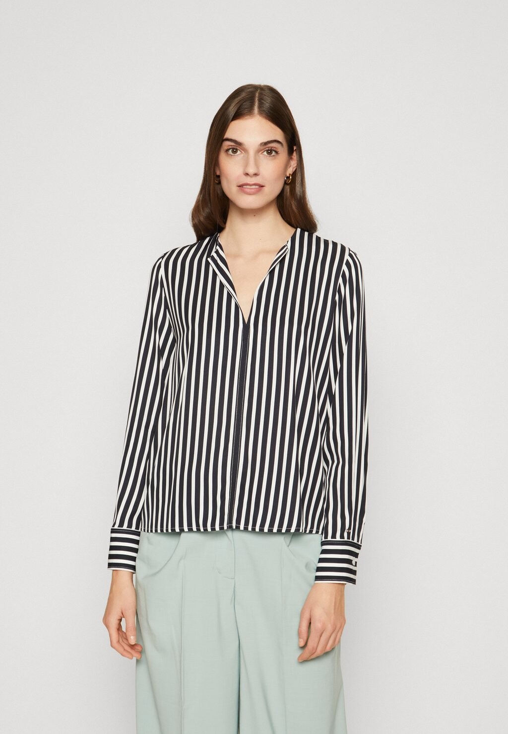 

Топ с длинными рукавами FLUID STRIPE V NECK BLOUSE Tommy Hilfiger, синий