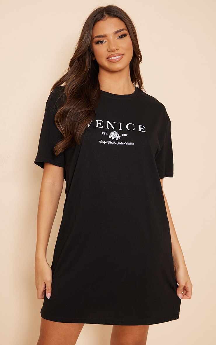 

PrettyLittleThing Черное объемное платье-футболка с надписью Venice