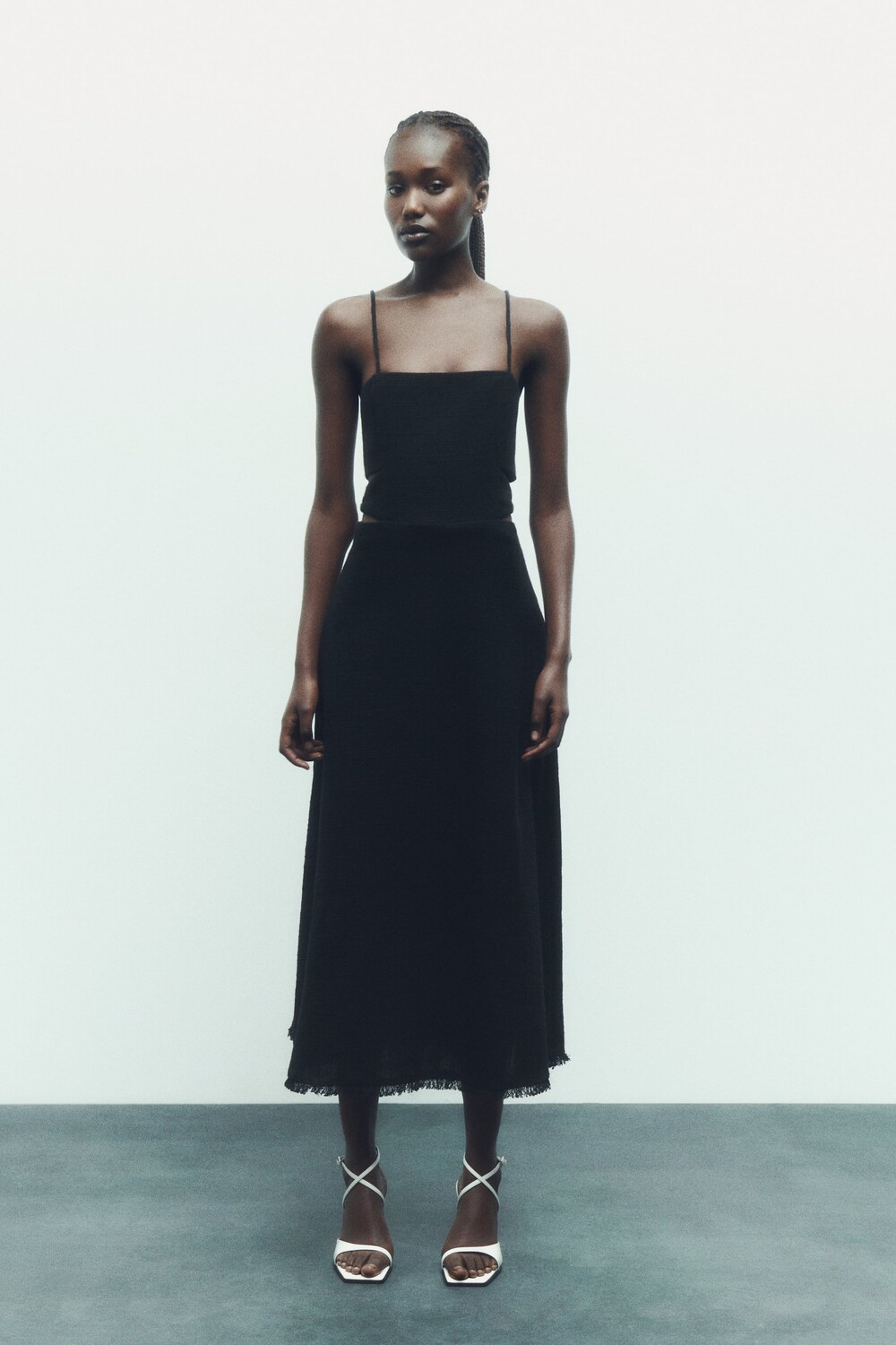 

Платье миди из тонкого льна с декоративными вырезами Zara, черный