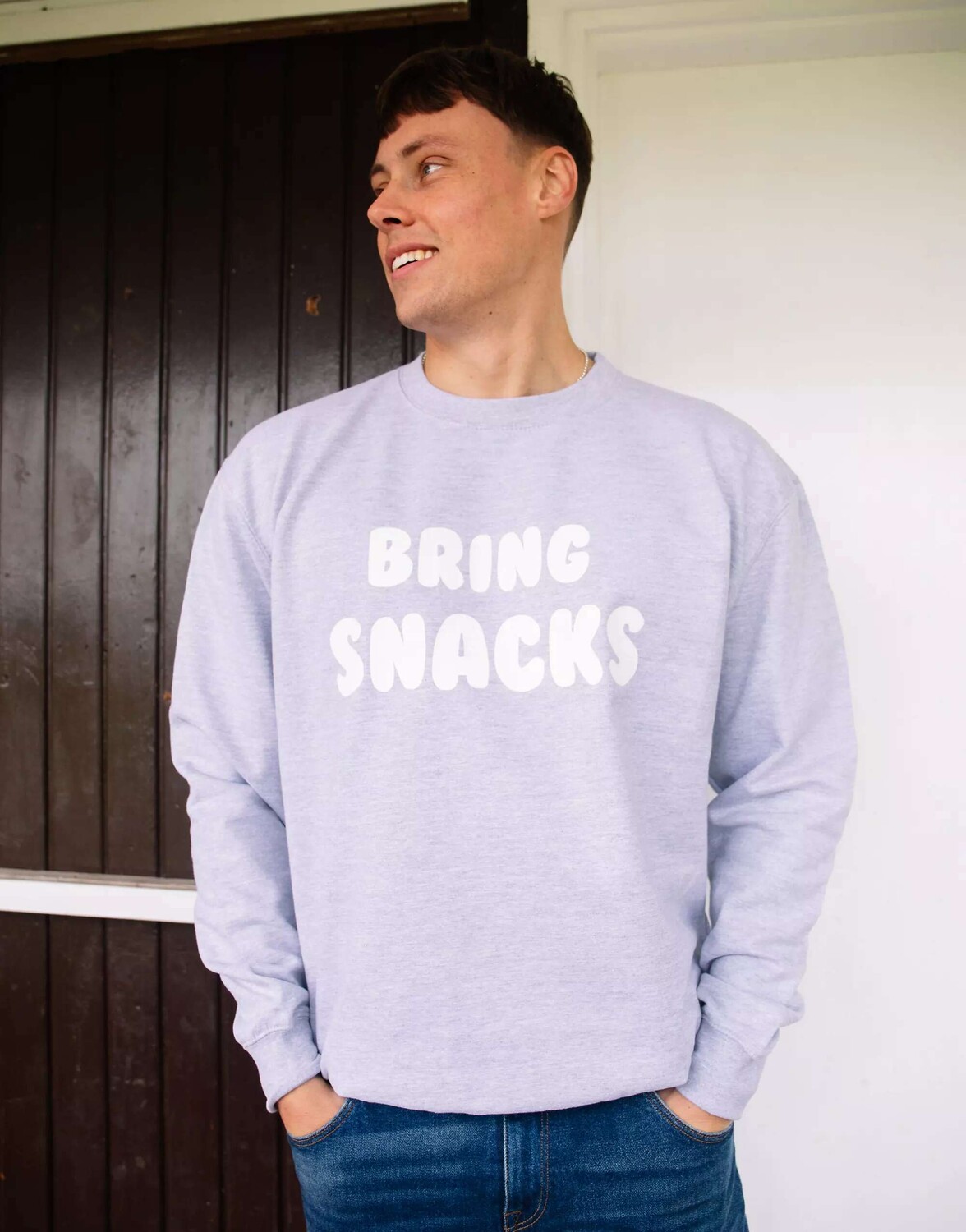 

Серый свитшот унисекс с надписью "Bring Snacks" Batch1