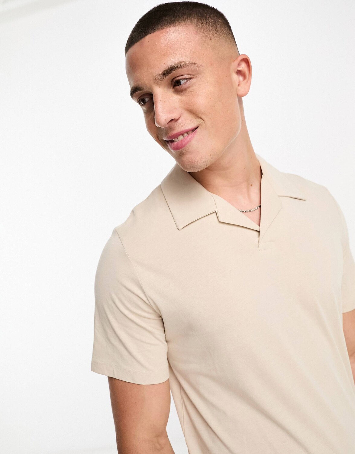 

Бежевое поло свободного кроя с разрезом на шее Jack & Jones
