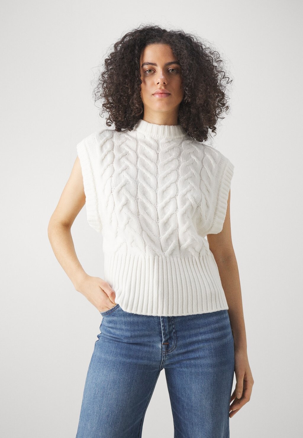 

Базовая футболка SIMONABBFONDA KNIT VEST Bruuns Bazaar, кремовый